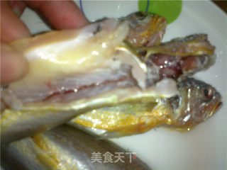 香葱焖黄鱼的做法步骤：3