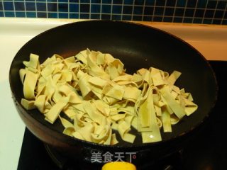 青椒炒豆皮的做法步骤：4