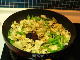青椒炒豆皮的做法步骤：4