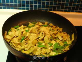 青椒炒豆皮的做法步骤：4