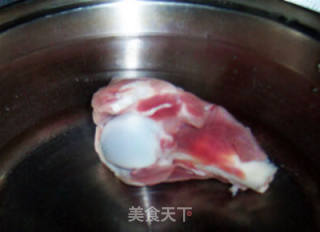 大骨枸杞莲藕汤的做法步骤：4