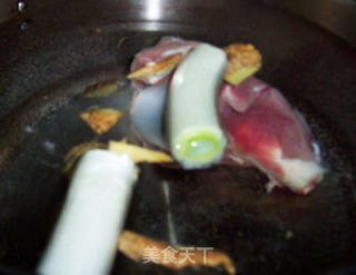 大骨枸杞莲藕汤的做法步骤：4