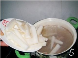 白萝卜猪骨汤的做法步骤：3