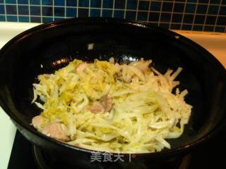 酸菜炖冻豆腐的做法步骤：5