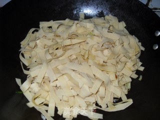 韭菜炒干豆腐的做法步骤：2