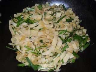 韭菜炒干豆腐的做法步骤：2