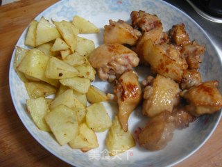 酱香土豆罐焖鸡的做法步骤：2