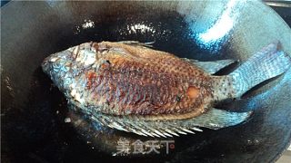 煎焗黑鲫鱼的做法步骤：2