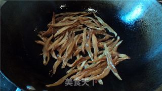 小鱼干圆椒丝的做法步骤：2