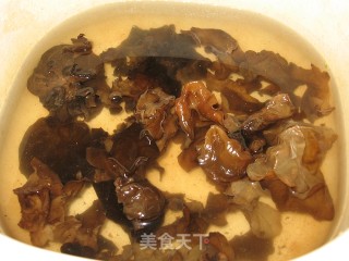 木耳炒荷兰豆的做法步骤：2