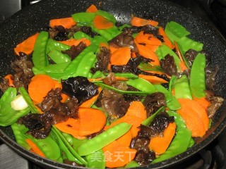 木耳炒荷兰豆的做法步骤：2