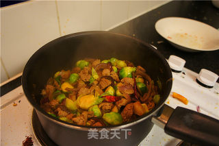 黑胡椒葱香甘蓝炒羊肉的做法步骤：3