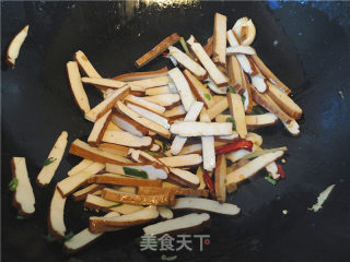 炒三色茶干的做法步骤：2