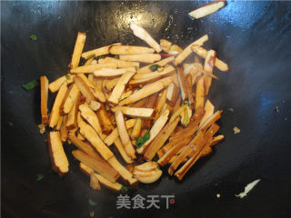 炒三色茶干的做法步骤：2