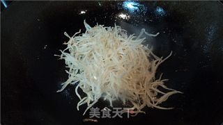 鱼干小炒的做法步骤：2