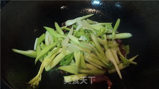 腊肠炒双蔬的做法步骤：2