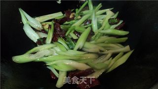 腊肠炒双蔬的做法步骤：2
