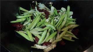 腊肠炒双蔬的做法步骤：2