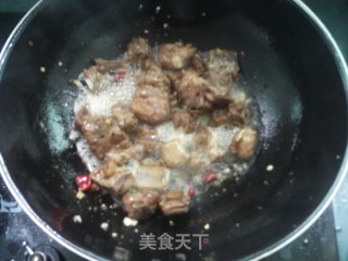 豌豆烩排骨的做法步骤：2