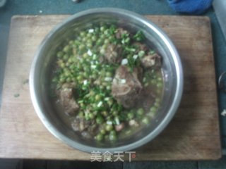 豌豆烩排骨的做法步骤：2