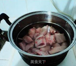 黄豆炖猪脚的做法步骤：2