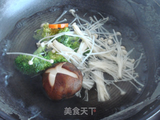 西兰花火腿蛋面的做法步骤：2