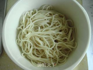 西兰花火腿蛋面的做法步骤：2