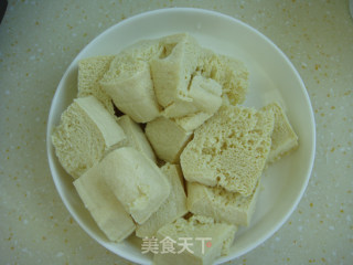 砂锅鱼头冻豆腐煲的做法步骤：2