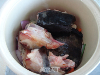 砂锅鱼头冻豆腐煲的做法步骤：2
