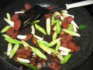 腊味炒蒜苗的做法步骤：2