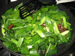 腊味炒蒜苗的做法步骤：2