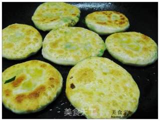 韭菜鸡蛋干菜肉饼的做法步骤：2