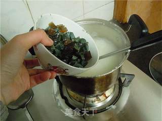 “剩饭版”皮蛋瘦肉粥的做法步骤：2