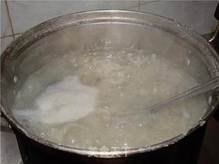 “剩饭版”皮蛋瘦肉粥的做法步骤：2