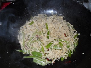 鸭丝炒干豆腐丝的做法步骤：2