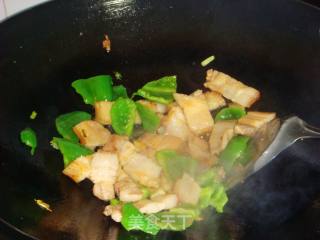 青椒回锅肉的做法步骤：2