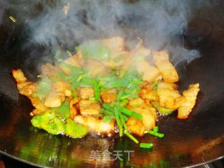 青椒回锅肉的做法步骤：2
