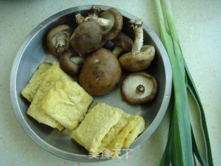 干锅鸡腿的做法步骤：2