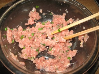 酸菜猪肉馅饼的做法步骤：2