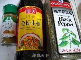 微波之黑椒鸡翅根的做法步骤：2