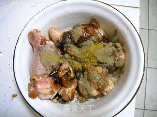 微波之黑椒鸡翅根的做法步骤：2