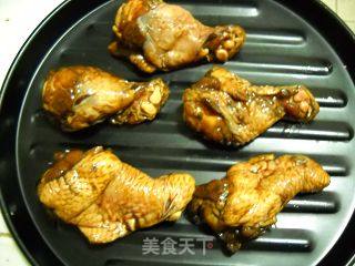 微波之黑椒鸡翅根的做法步骤：2