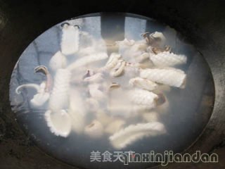 辣椒炒鱿鱼的做法步骤：2