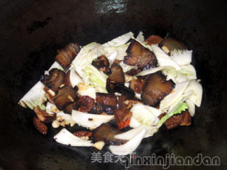 大白菜炒腊肉的做法步骤：3