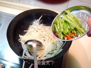 醋烹尖椒土豆丝的做法步骤：2