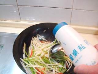 醋烹尖椒土豆丝的做法步骤：2