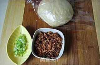 牛肉葱花面包卷的做法步骤：2