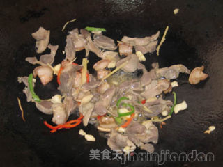酸豆角炒肾片的做法步骤：2