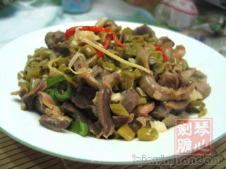 酸豆角炒肾片的做法步骤：2