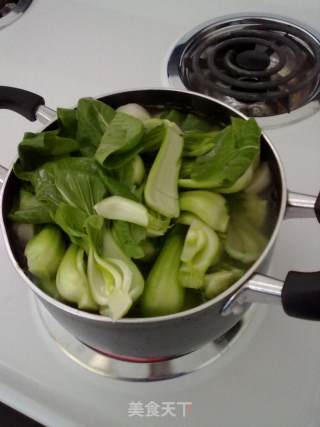 青菜豆腐鱼丸汤的做法步骤：2